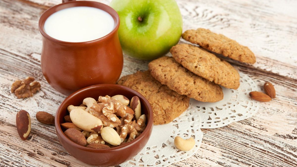 Przekąski powinny zawierać niewiele kalorii, ale różnorodne wartości odżywcze.