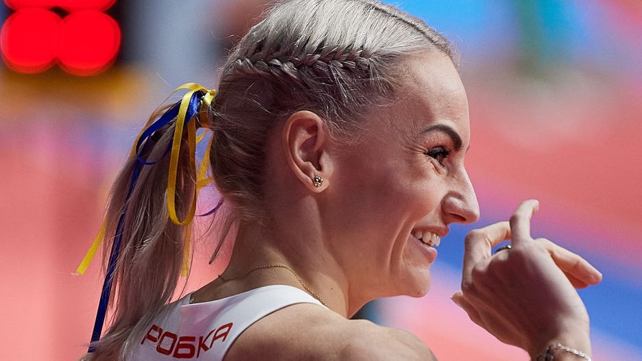 Justyna Święty-Ersetic przyznała, że wolontariuszom pracującym przy halowych mistrzostwach świata w Belgradzie nie spodobały się kolory wstążek, które Polka miała we włosach. Ostatecznie jednak skończyło się tylko na drobnych nieprzyjemnościach, a nasza zawodniczka została dopuszczona do udziału w biegu.