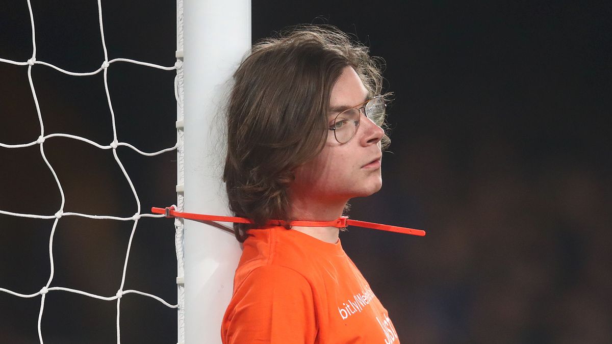 Aktywista przyczepił się do słupka bramki podczas meczu Premier League Everton - Newcastle United