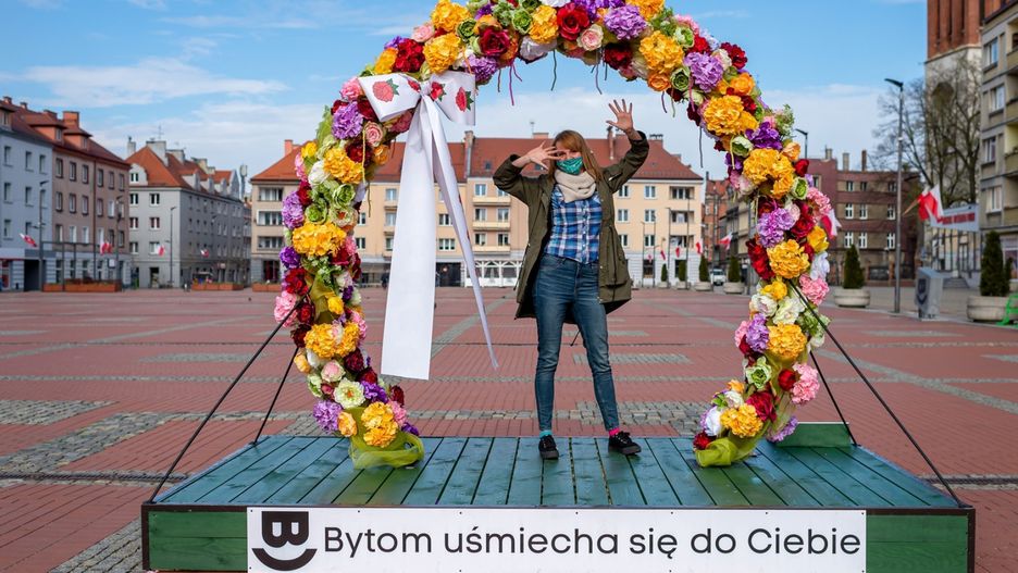 Śląskie. Na Rynku w Bytomiu można zrobić zdjęcie w galandzie, tradycyjnym śląskim wieńcu.