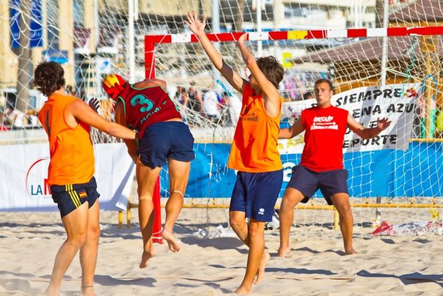 W piłkę ręczną plażową mogą grać zarówno kobiety, jak i mężczyźni. Reprezentacje obu płci startują w mistrzostwach, autor: viledevil, źródło: istock.com