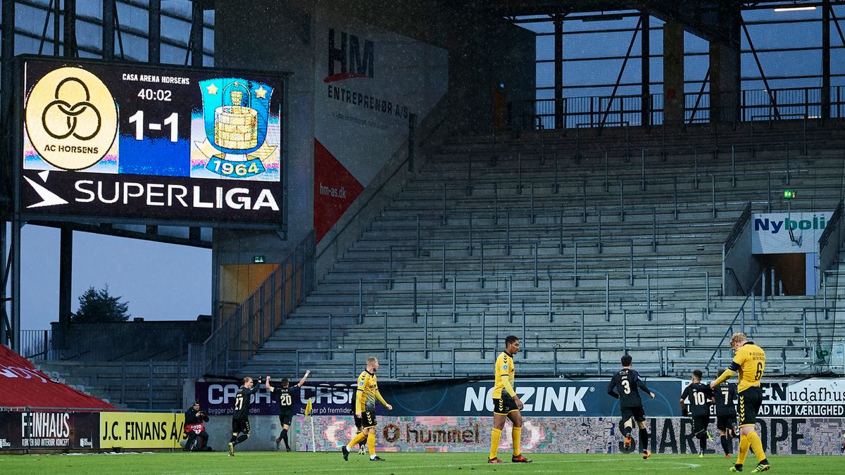 Getty Images / Lars Ronbog/FrontZoneSport / Na zdjęciu: puste trybuny na stadionie AC Horsens