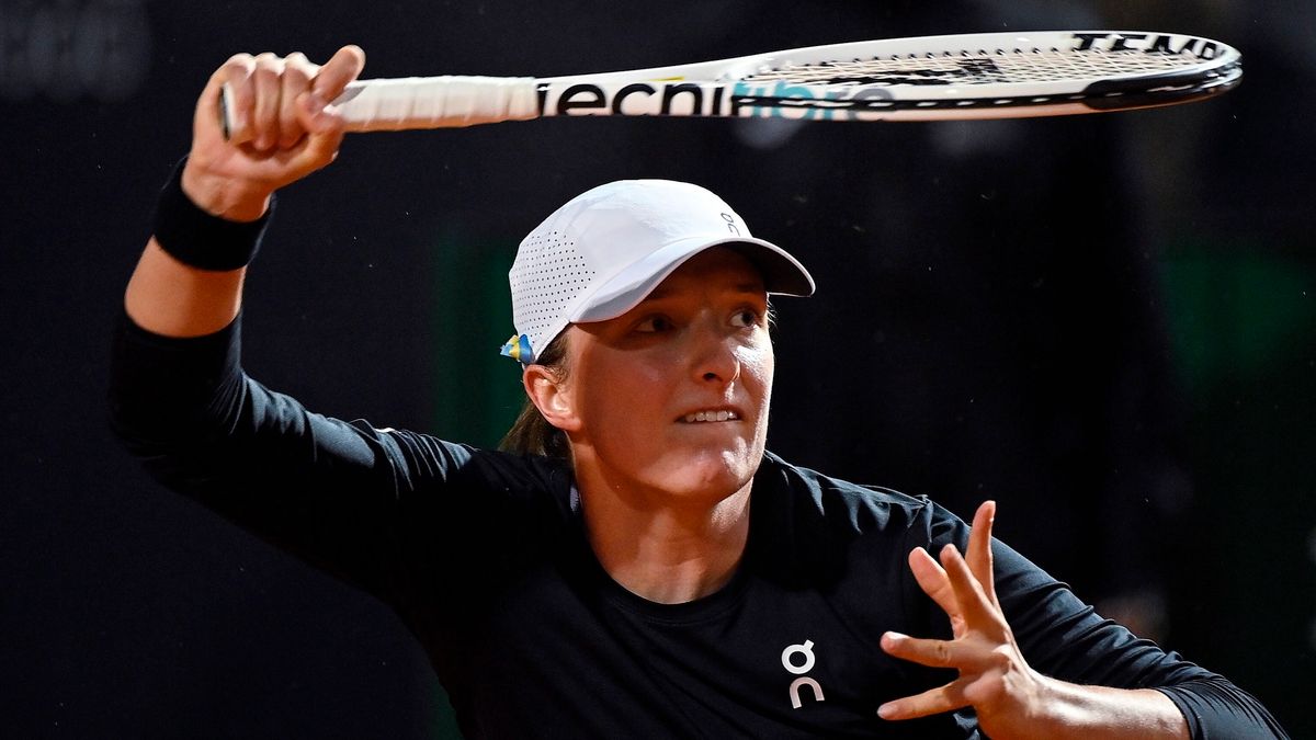 PAP/EPA / RICCARDO ANTIMIANI / Iga Świątek przegrała z kontuzją podczas meczu ćwierćfinałowego WTA Rzym.