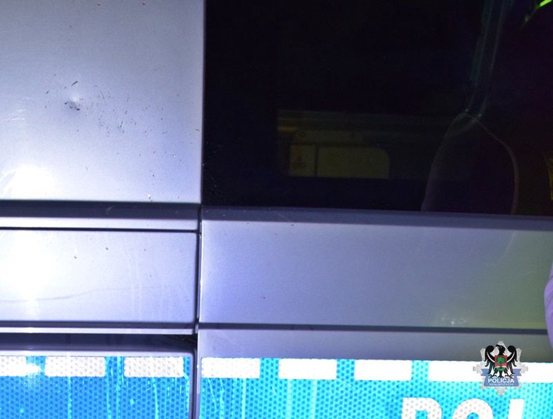 Butelką w radiowóz. 19-latek z Wałbrzycha zaatakował policjanta