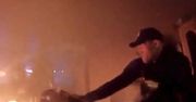 Policjanci z Płocka wyciągnęli z płonącego mieszkania dwóch mężczyzn i zapobiegli możliwemu wybuchowi [VIDEO]