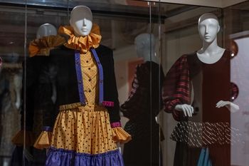 Kraków: Szyk i elegancja "Mody Polskiej". Te ubrania były marzeniem Polek w PRL-u, można je zobaczyć w krakowskim muzeum