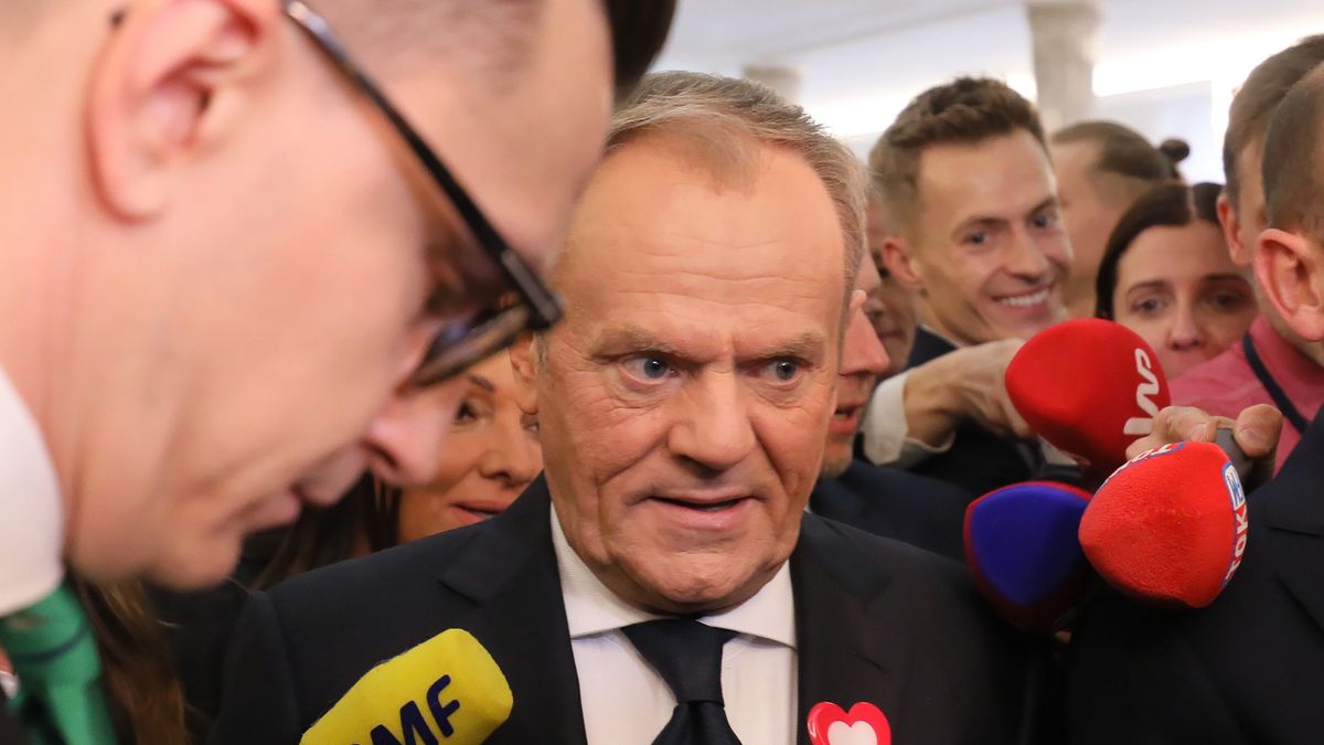 Warszawa, 13.11.2023. Przewodniczący PO Donald Tusk (C) podczas wypowiedzi dla mediów na korytarzu sejmowym przed pierwszym posiedzeniem izby w Warszawie, 13 bm. (jm) PAP/Paweł Supernak