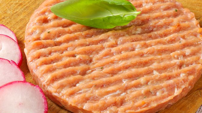 Surowy mrożony burger z kurczaka