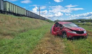 Groźny wypadek w Gąskach. Auto wjechało wprost pod pociąg towarowy