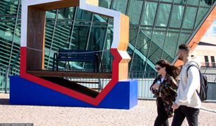 Ławki z Polską to część kampanii informacyjnej rządu. Znamy koszty ławek i kampanii