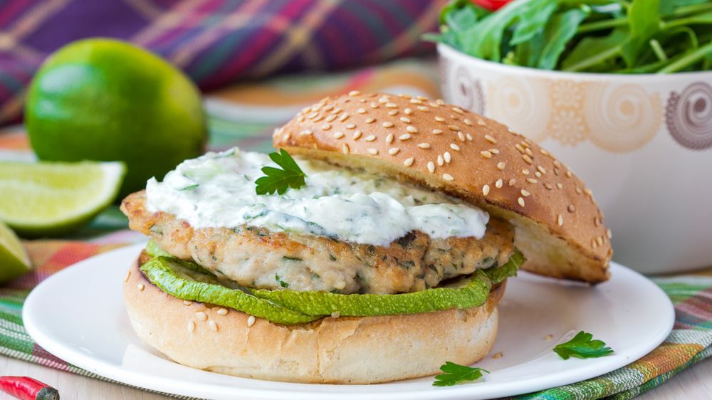 Mrożony burger z kurczaka, przygotowany