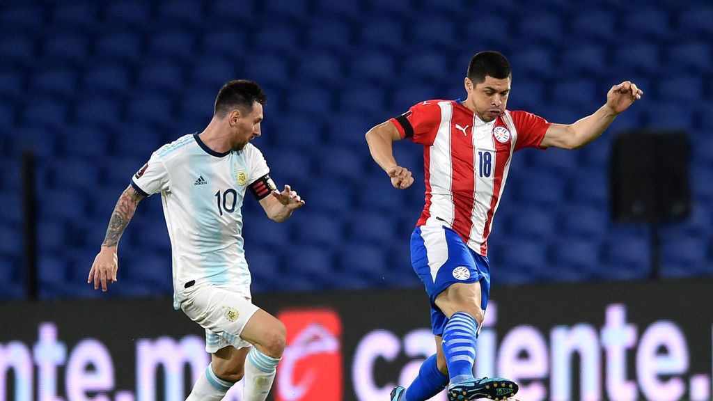 Getty Images / Marcelo Endelli / Na zdjęciu od lewej: Lionel Messi i Rodrigo Rojas