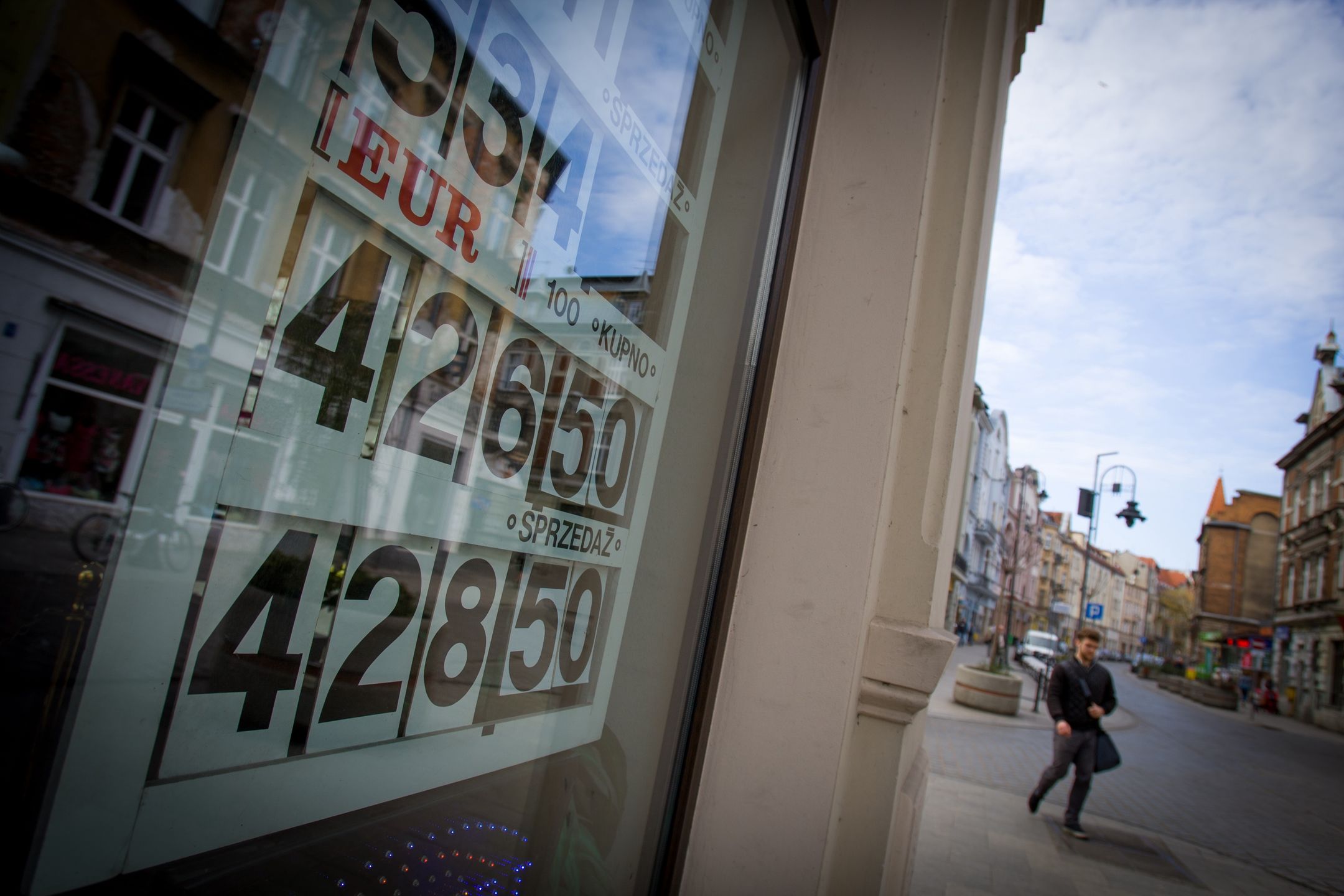 Złoty umacnia się względem głównych walut