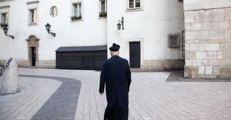 Emerytowany ksiądz wpadł w ręce policji. Diecezja komentuje