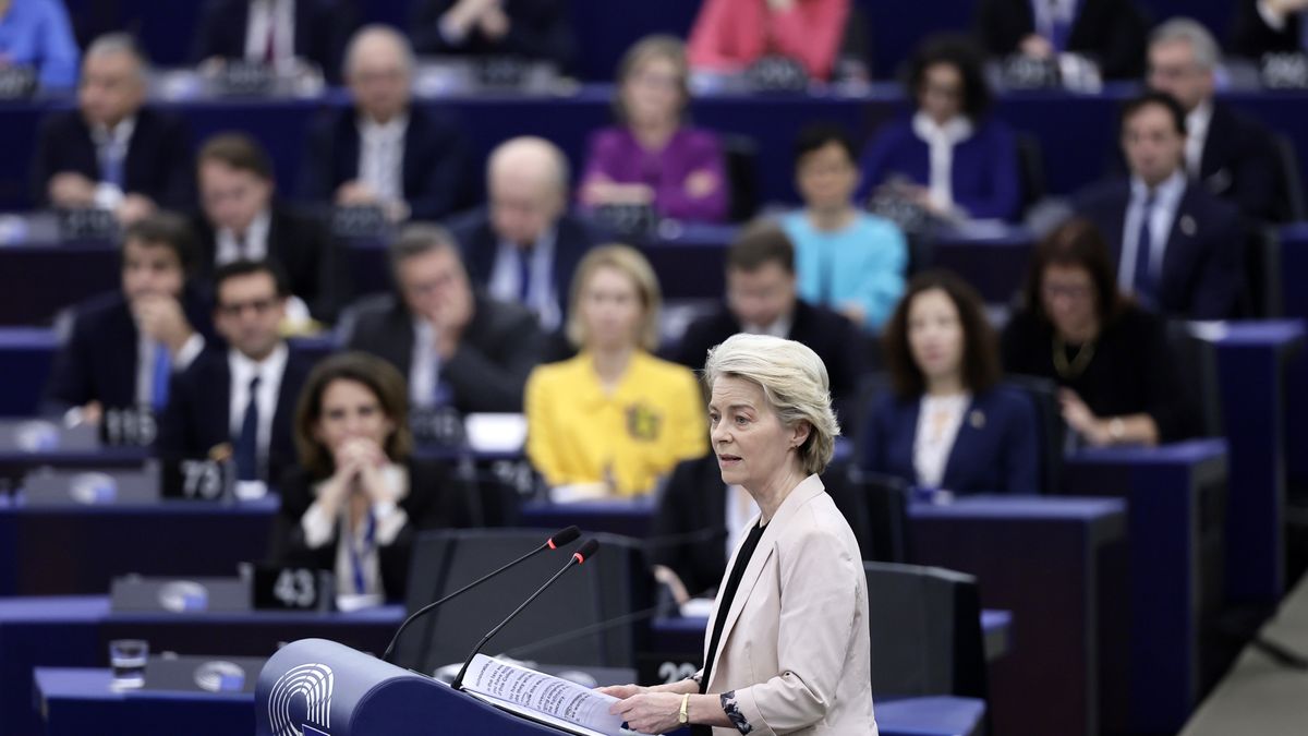 European Commission President Ursula von der Leyen speaks in front of the Commissioners-designate members during a debate on 'Presentation by the Commission President-elect of the College of Commissioners and its programme' at the European Parliament in Strasbourg, France, 27 November 2024. The EU Parliament's session runs from 25 till 28 November 2024. The EU Parliament's session runs from 25 till 28 November 2024. EPA/RONALD WITTEK Dostawca: PAP/EPA.