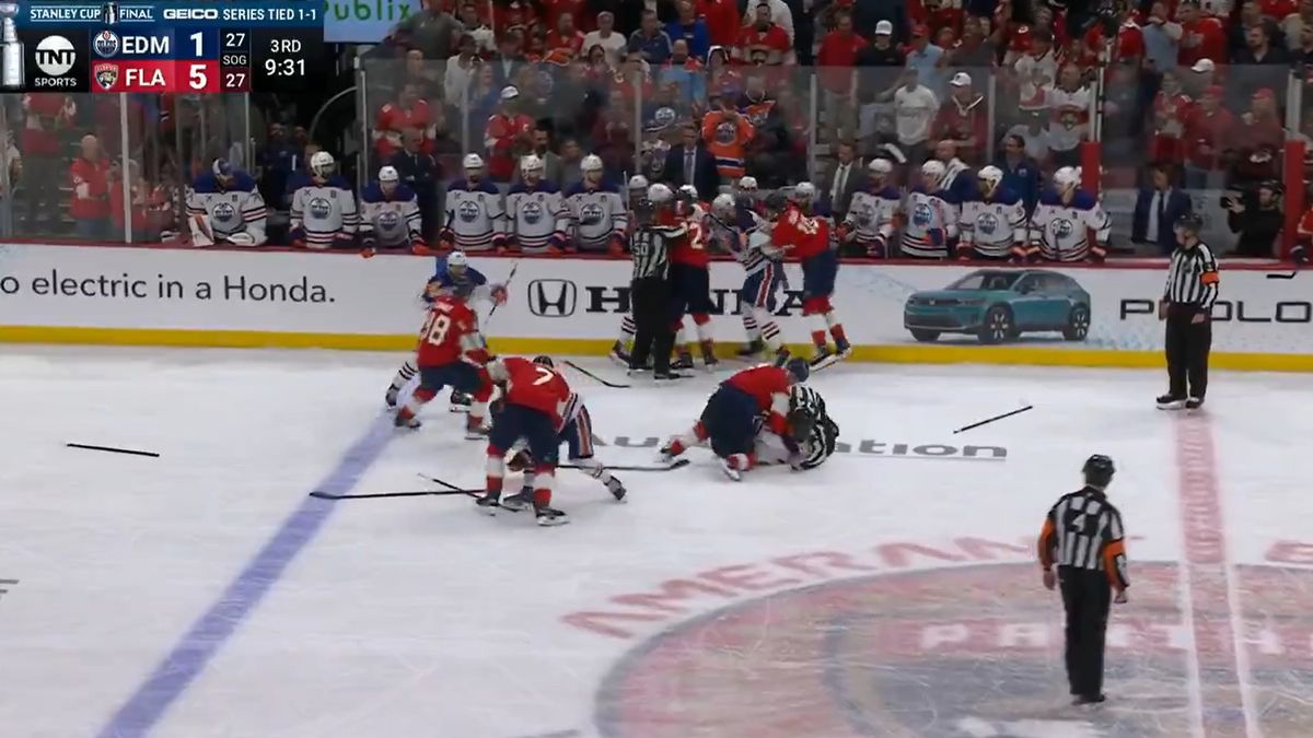 Twitter / BR_OpenIce / Na zdjęciu: bójka podczas meczu Florida Panthers - Edmonton Oilers