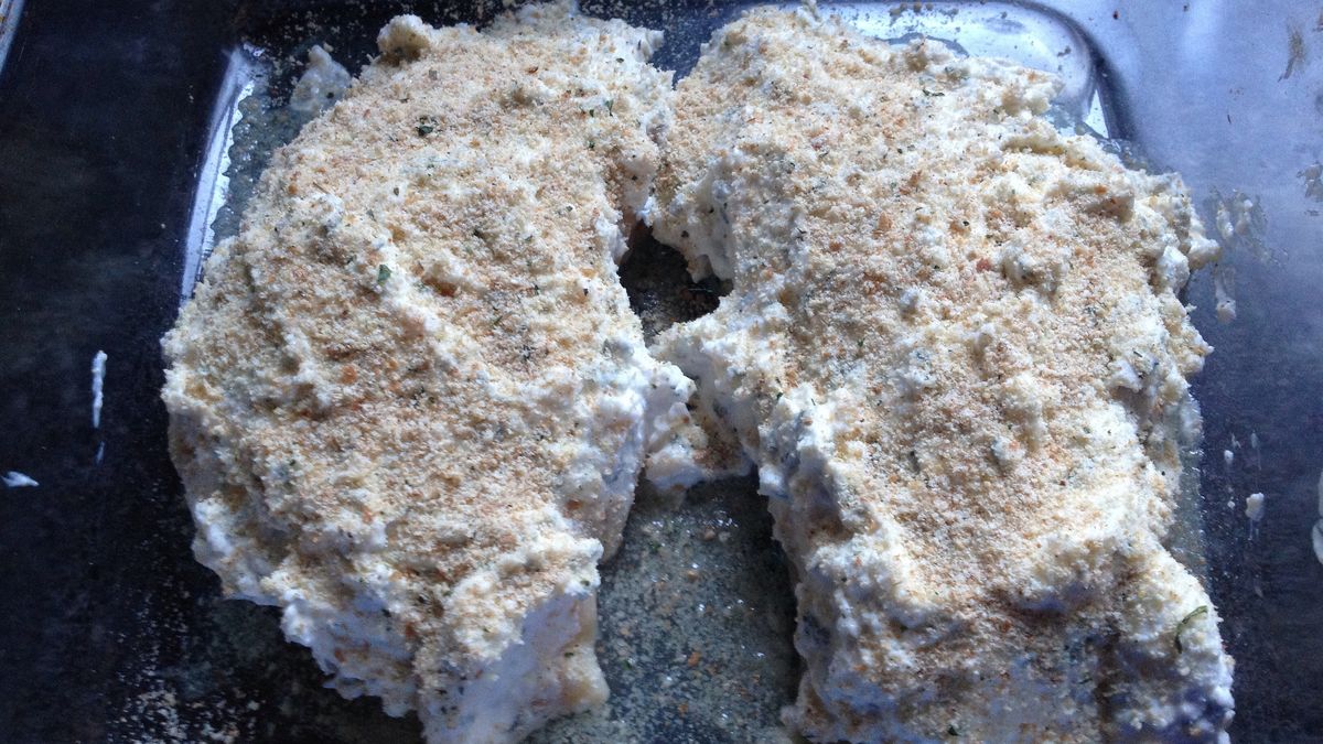 Surowa delikatna pierś z kurczaka w panierce