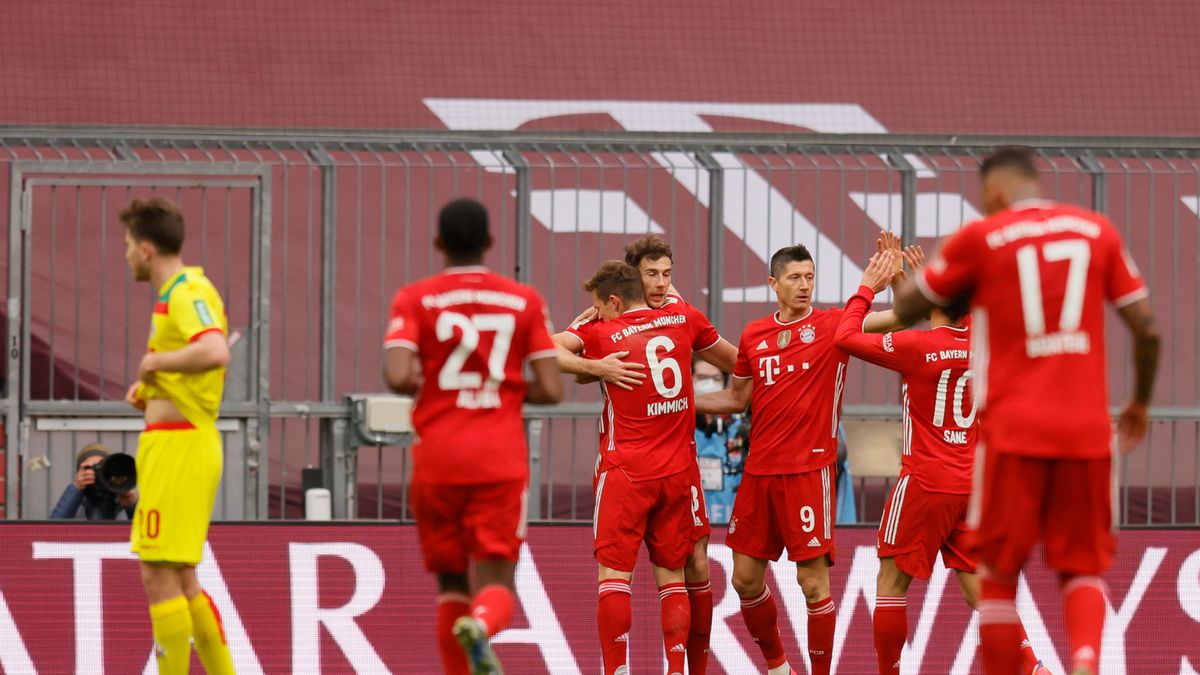 PAP/EPA / RONALD WITTEK  / Na zdjęciu: Robert Lewandowski (trzeci od prawej)