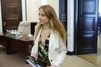 Warszawa, 25.06.2024. Minister rodziny, pracy i polityki społecznej Agnieszka Dziemianowicz-Bąk przed posiedzeniem rządu w KPRM w Warszawie, 25 bm. Rząd zajmie się m.in. projektami uchwał ws. Krajowej Strategii Edukacji Finansowej oraz dokapitalizowania spółek wchodzących w skład Konsorcjum PGZ Narew. (mr) PAP/Rafał Guz