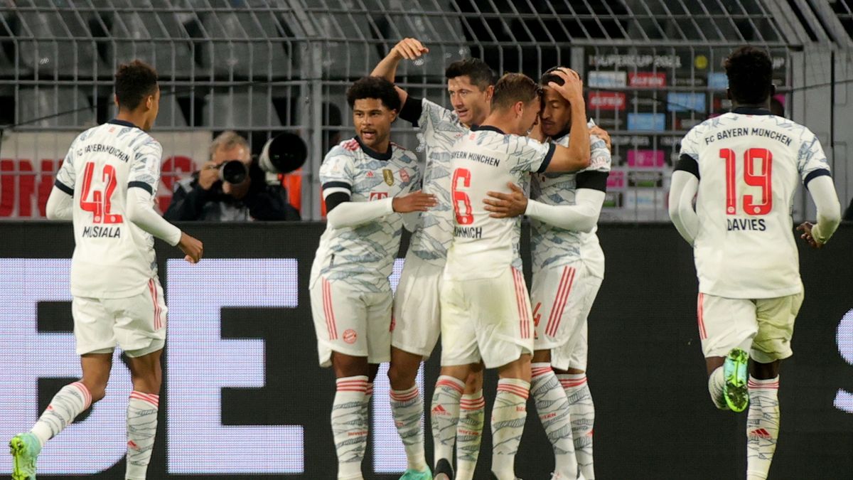 PAP/EPA / FRIEDEMANN VOGEL / Na zdjęciu: piłkarze Bayernu Monachium cieszą się z bramki Roberta Lewandowskiego
