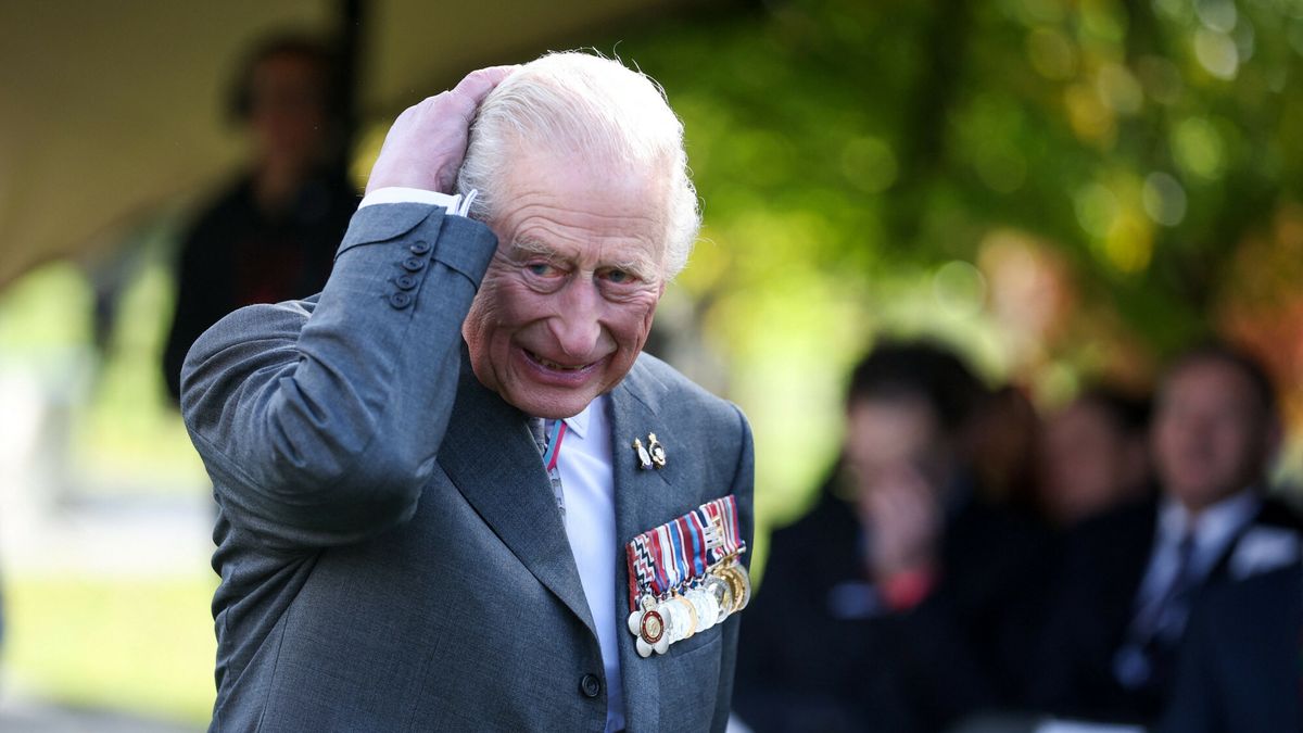 Pierwszy w Wielkiej Brytanii pomnik upami?tniaj?cy ?o?nierzy LGBT+
King Charles III during a visit to the National Memorial Arboretum in Alrewas, Staffordshire, for the dedication ceremony of the LGBT+ Armed Forces memorial, the UK's first national memorial commemorating LGBT+ people who have served and continue to serve in the military. Picture date: Monday October 27, 2025.
Phil Noble