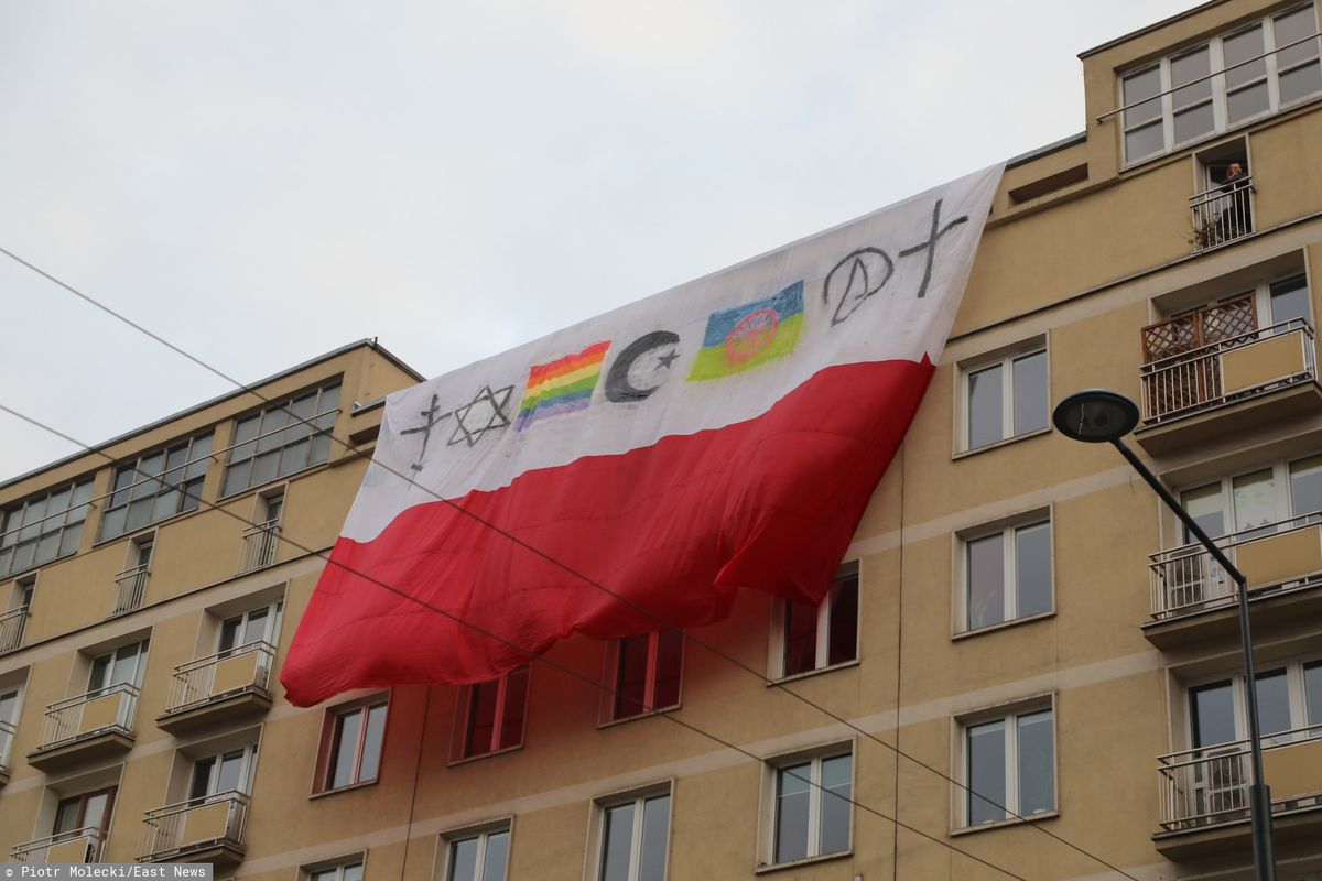 11 listopada. Zmodyfikowane flagi zawisły na warszawskich blokach. "Lewicowa prowokacja"