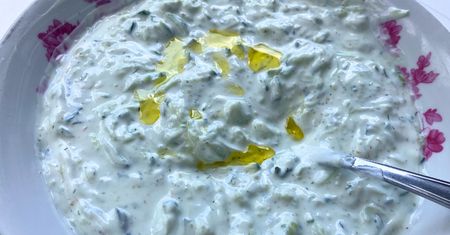 Polacy zapominają o jednym ze składników. Z tym dodatkiem tzatziki smakuje o niebo lepiej