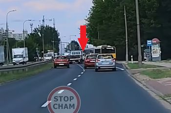 "Jechał jak pijany". Niebezpieczne manewry pod Warszawą. Jest nagranie
