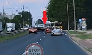 "Jechał jak pijany". Niebezpieczne manewry pod Warszawą. Jest nagranie
