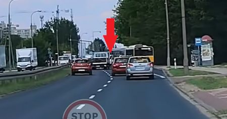 "Jechał jak pijany". Niebezpieczne manewry pod Warszawą. Jest nagranie