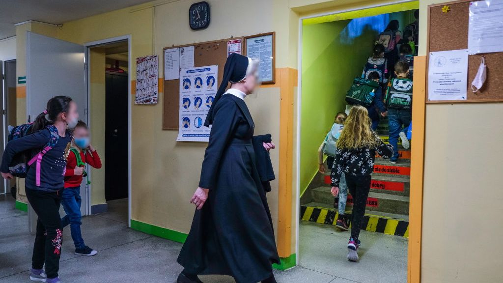 Katechetka zaprosiła na lekcję obcego mężczyznę. Opowiadał w klasie o masturbacji