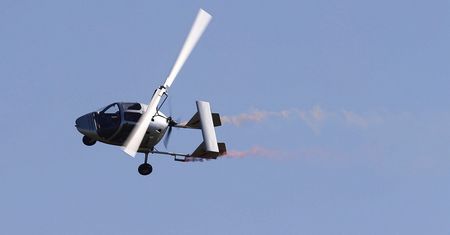 Toruń. Awaryjnie lądowanie wiatrakowca. Wybuchł pożar