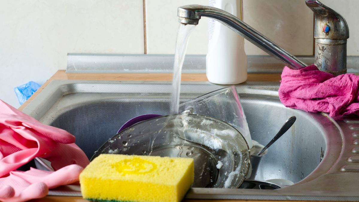 zmywanie, zmywak, mycie, naczynia, zlew, brud, brudne, woda, talerze, garnek, jedzenie, detergent, myjka, stary, stare, zaniedbany, praca, domowa, dom, mieszkanie