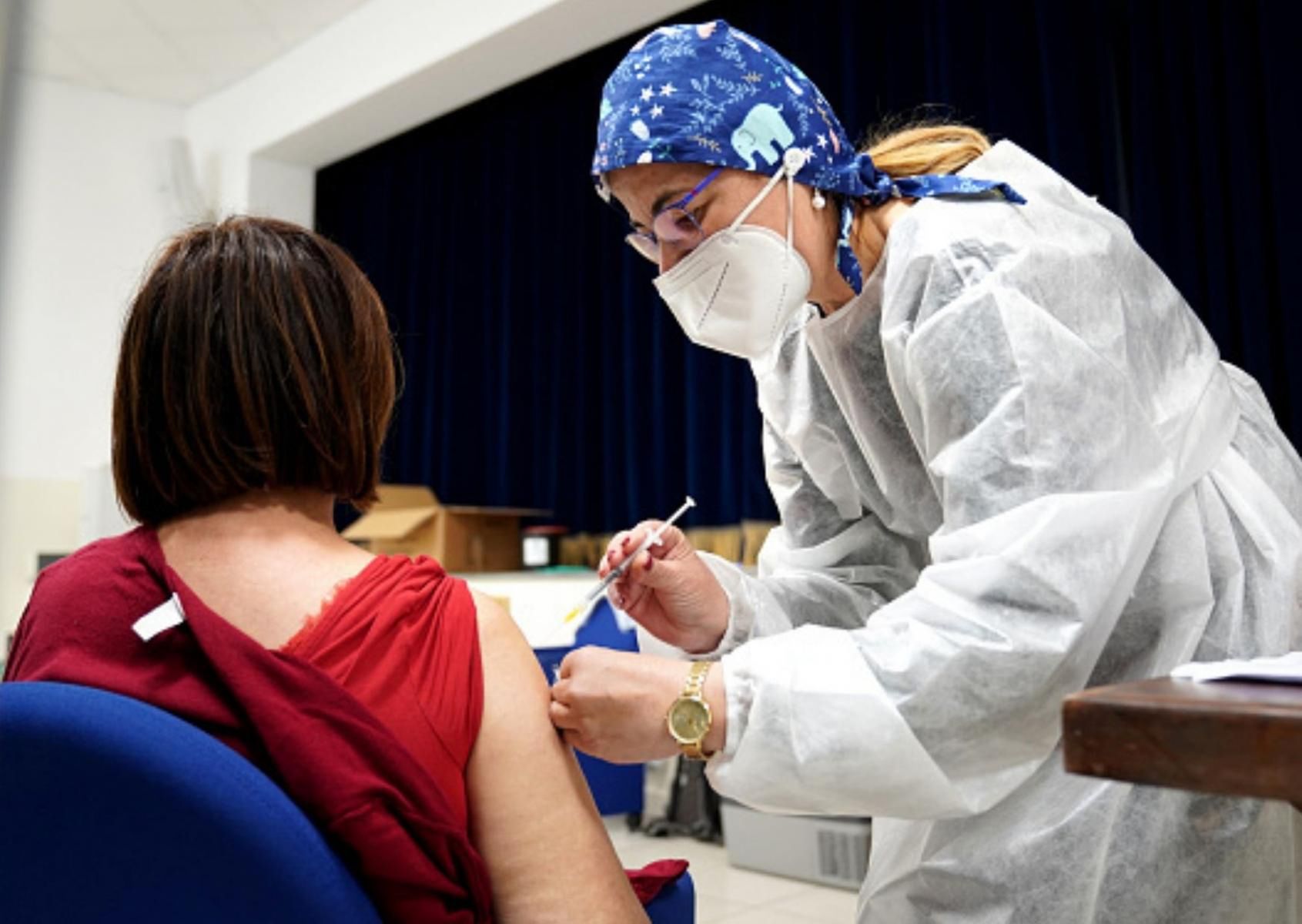 Zakrzepica po szczepieniu przeciwko COVID-19. Po ilu dniach może się pojawić i kiedy udać się do lekarza?