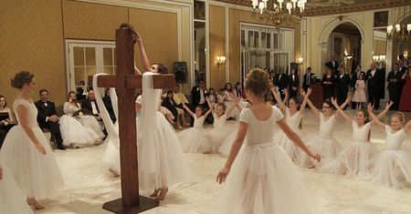 Purity Ball. Dziewczynki ślubują dziewictwo swoim ojcom