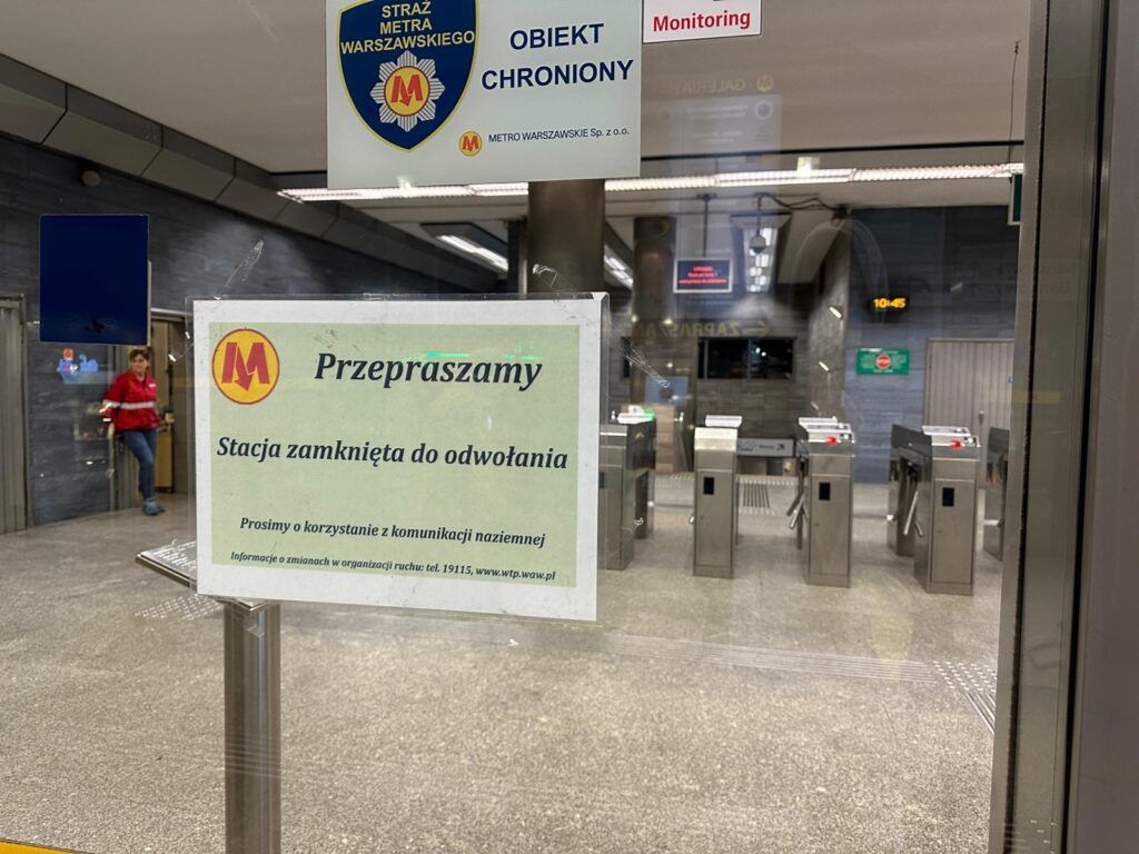 Warszawa: Wypadek na stacji Metro Centrum. Ruszyły autobusy zastępcze
