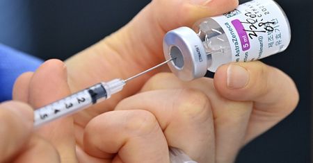 AstraZeneca. Prezes urzędu leków o przeciwskazaniach dla drugiej dawki