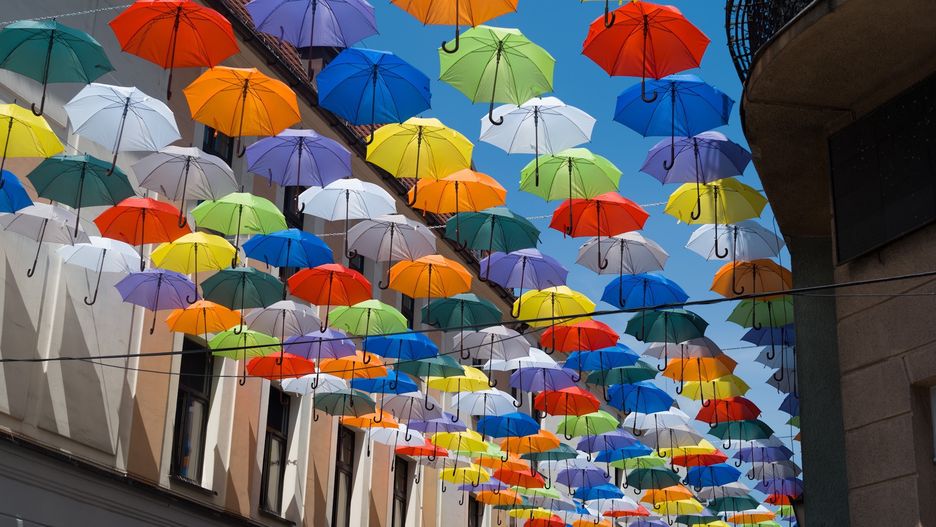 Kolorowe parasole nad ulicą Bankową 