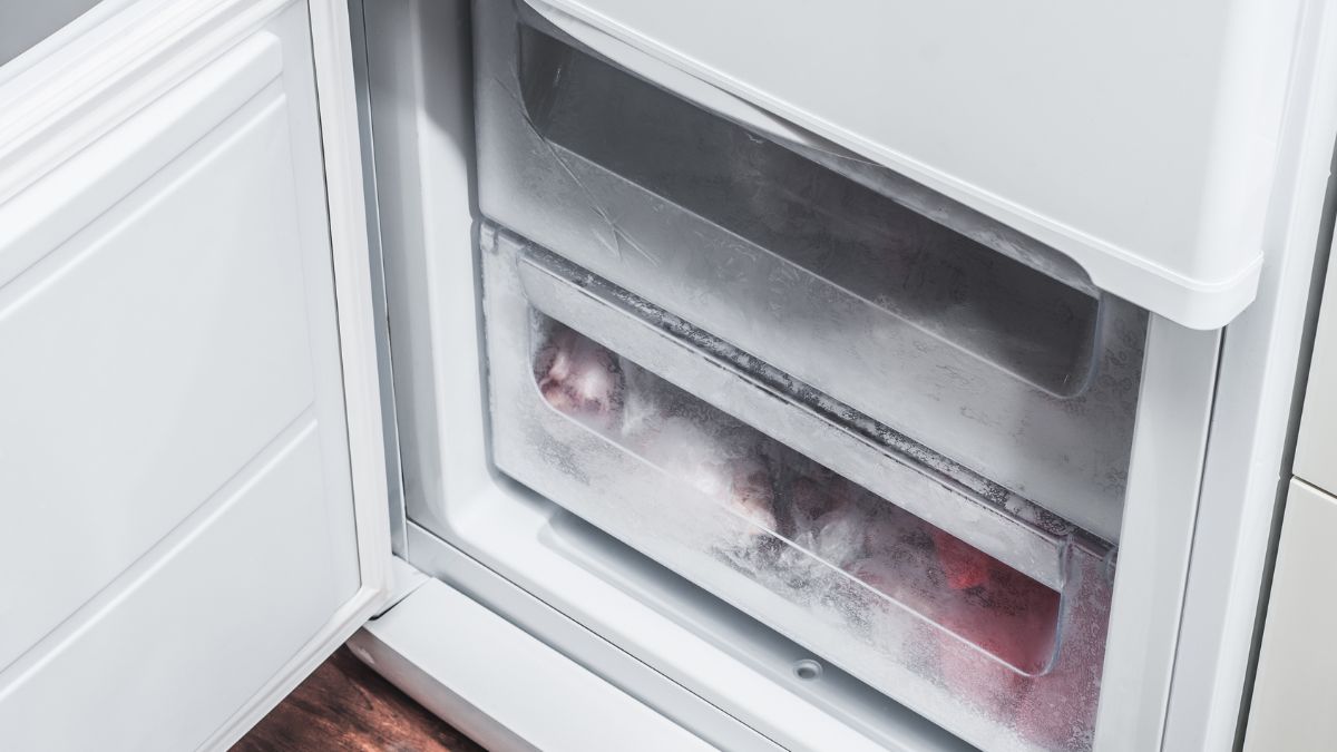 Po przyjściu ze sklepu wkładam mąkę do zamrażalnika.