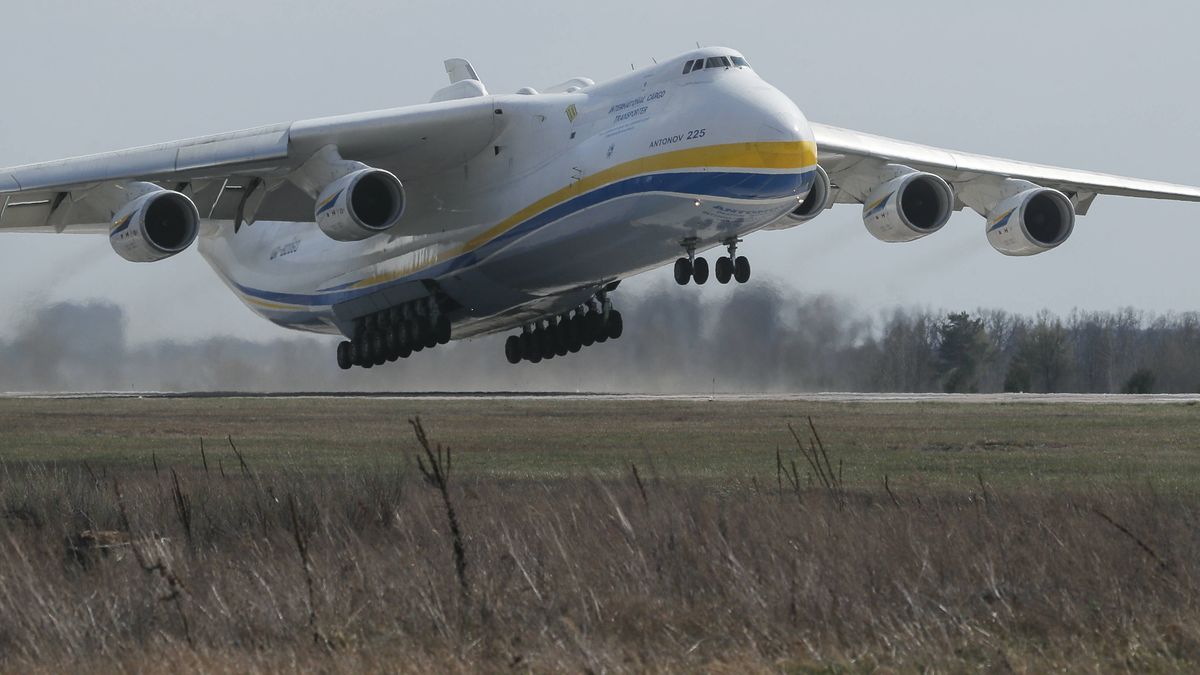 Antonow An-225 Mrija powstał, aby przewozić na grzbiecie radziecki prom kosmiczny. Nic z tego nie wyszło. Dekadę po rozpadzie ZSRR zasłynął transportem nietypowych ładunków