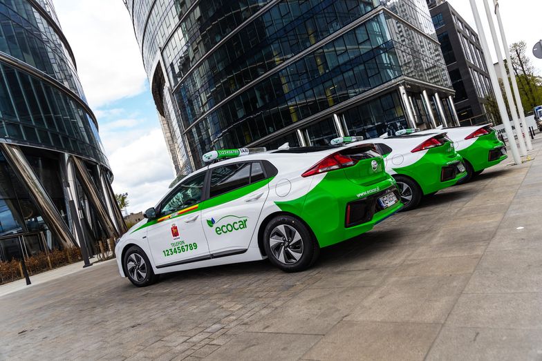 EcoCar to firma technologiczna z aplikacją taxi i własną flotą taksówek.