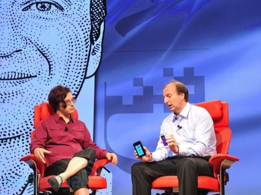 Microsoft krytykuje iPhone'a 4S i "gadanie do telefonu"