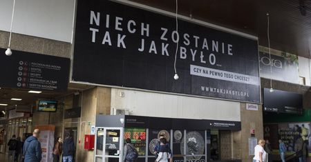 Sądy na billboardach. Rząd i spółki odcinają się od kampanii. Prof. Chmaj: to omijanie ustaw