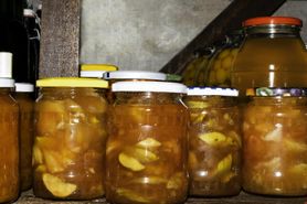 Wystarczy jeden błąd. Domowe przetwory wypełniają się toksynami