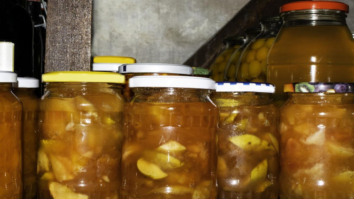Jesienią Polacy chętnie przygotowują przetwory z warzyw i owoców