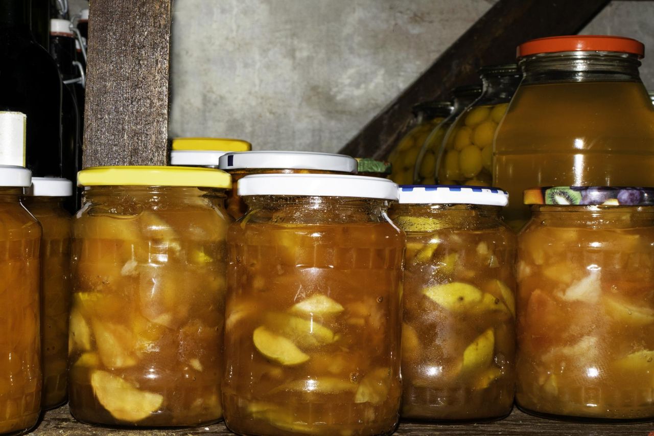 Wystarczy jeden błąd. Domowe przetwory wypełniają się toksynami