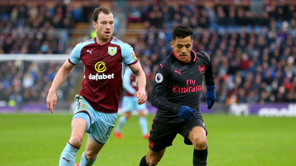 Getty Images / Jan Kruger / Na zdjęciu: Ashley Barnes (z lewej) i Alexis Sanchez