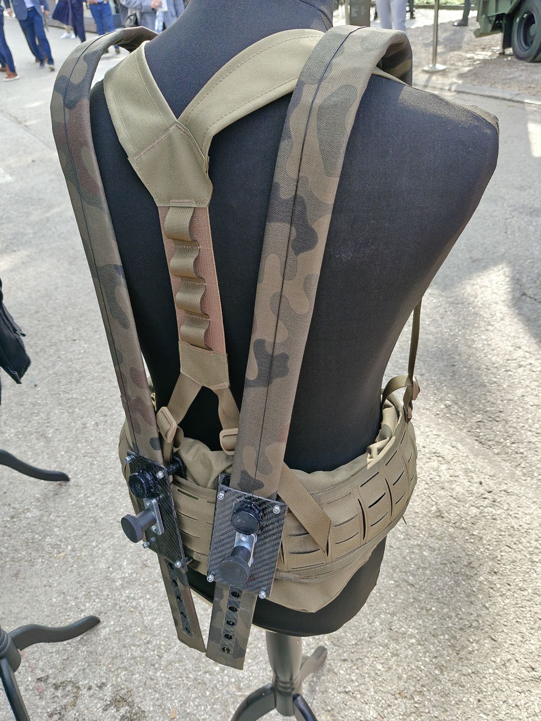 Pasywny "egzoszkielet" od BC Arms.
