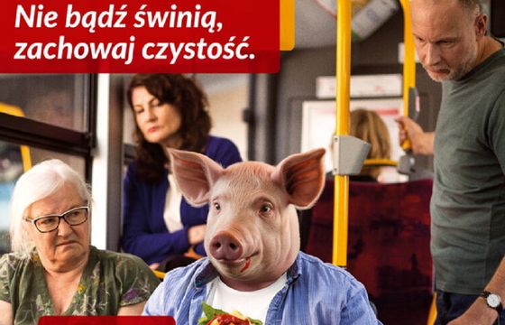 W Warszawie pasażerowie jak świnie? Znikają krytykowane reklamy