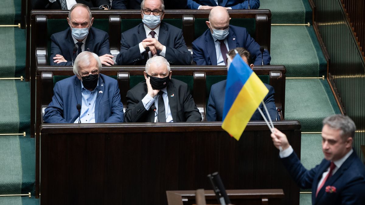 Na zdjęciu polski Sejm. Na mównicy jest Krzysztof Gawkowski z flagą Ukrainy. Patrzą na niego m.in. Jarosław Kaczyński i Ryszard Terlecki